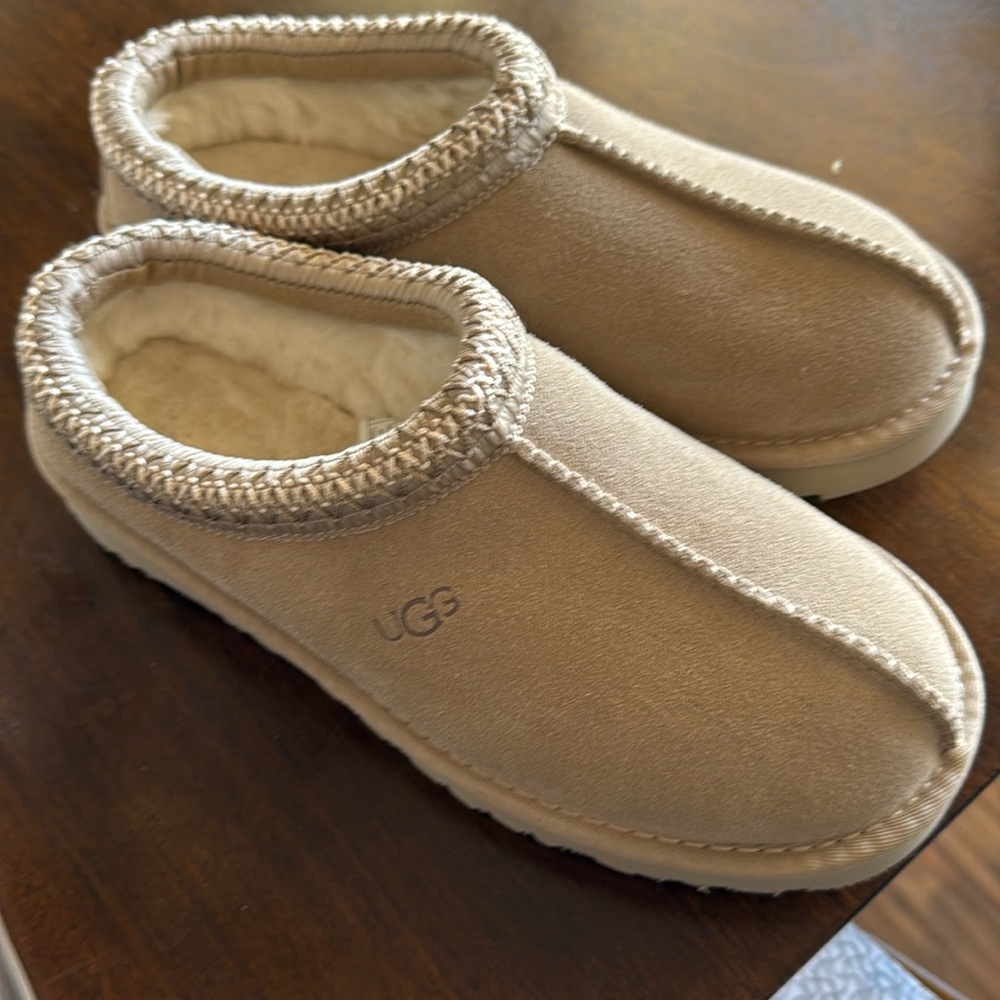 UGG tazman light tan/ khaki size 10